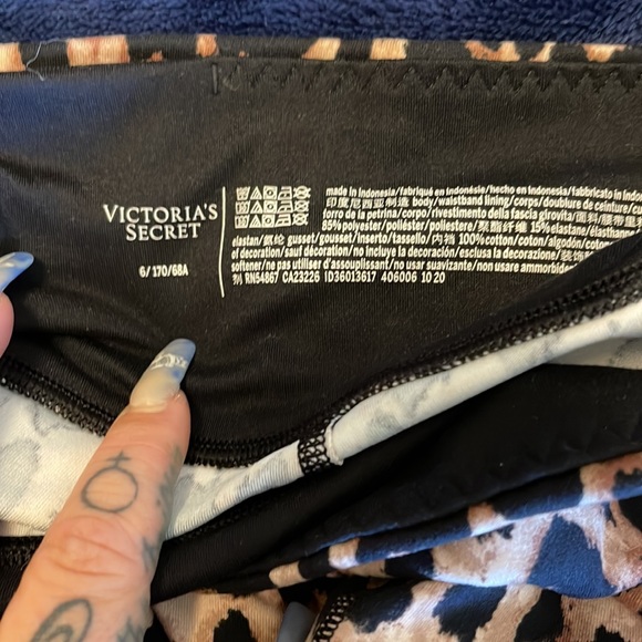 Victoria’s Secret leaped print leggings - Picture 4 of 5